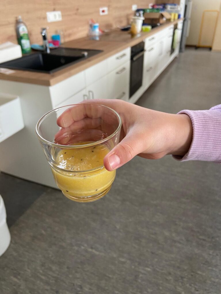 Smoothie-Herstellung in der 3. Klasse der Drais-Grundschule