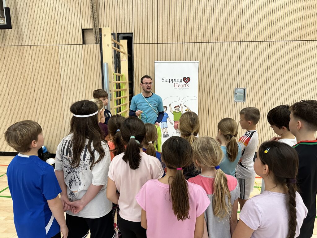 Drais-Grundschule springt sich fit – Herzvorsorge, die Spaß macht