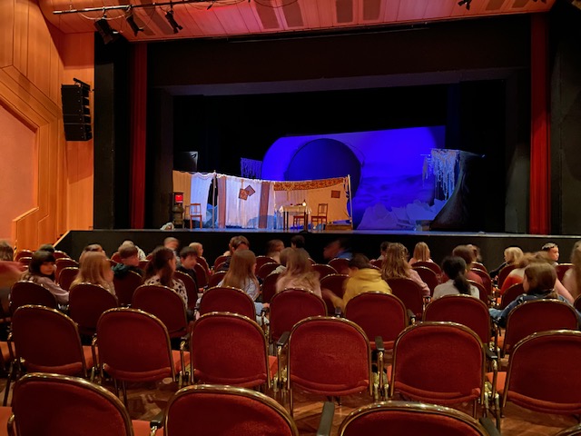 Theaterbesuch der Drais-Grundschule Staffort in Bruchsal
